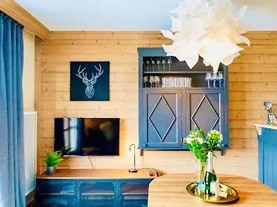 Premium 4 Bed Ski-in & Out Arc 1950 Apartment *