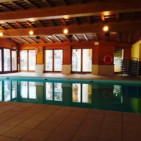 Premium 4 Bed Ski-in & Out Arc 1950 Apartment *