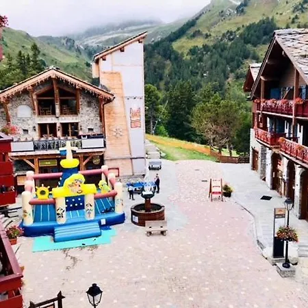 Premium 4 Bed Ski-in & Out Arc 1950 Apartment *